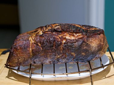 Tütsülenmiş ve ızgarada pişmiş dana gözü sıcaktan kurtulup dinlenmeye çekildi.