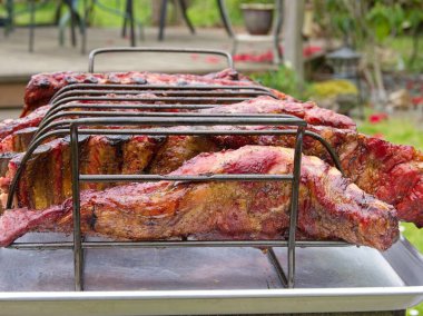 Birkaç kaburga pirzolası tütsülenmiş ve ızgara, yemeye hazır.