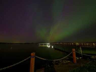 Aurora Borealis, ender görülen yoğun güneş aktiviteleriyle Sidney BC üzerindeki gökyüzünü aydınlatıyor.