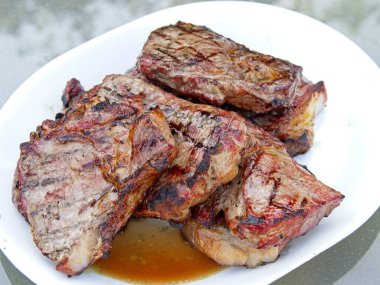 Striploin bifteği, tütsülenmiş ve mangalda pişmiş.