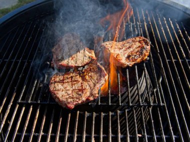 Striploin bifteği, tütsülenmiş ve mangalda pişmiş.