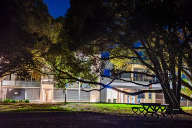 Gece vakti Browns Bay Sahil Parkı