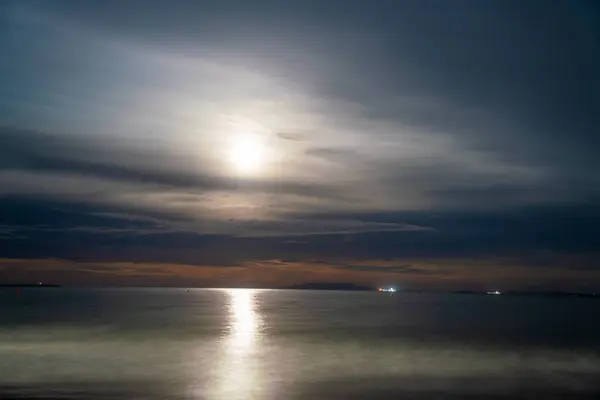 Ay ışığında gece denizi