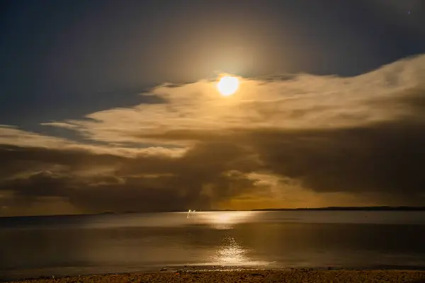 Ay ışığında gece denizi