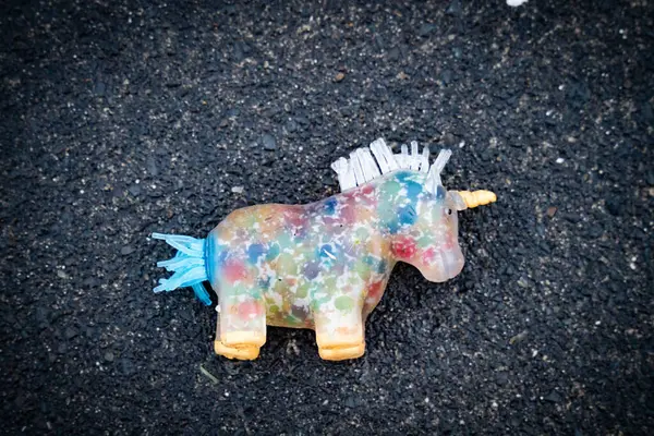 Oyuncak lastik bir tek boynuzlu at yolda kayboldu.