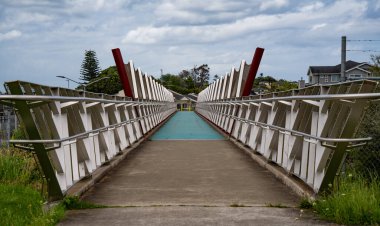 Otoyol üzerindeki Albany 'deki metal köprü.