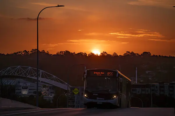 Akşam şehri gün batımında ufuk çizgisi, otoyol köprüsünden manzara, Albany, Auckland