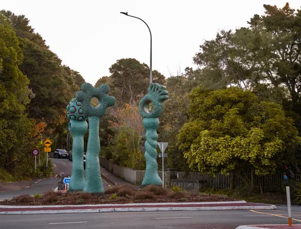 Titirangi İlçe Merkezi, Auckland 'da soyut heykel