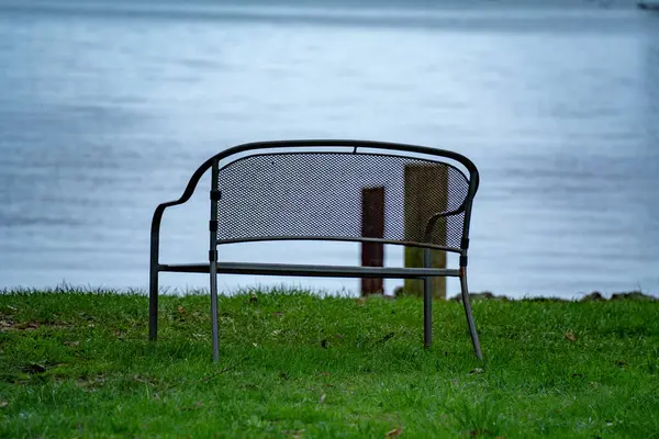 Birkenhead, Auckland sahilinde kararsız bir bank.