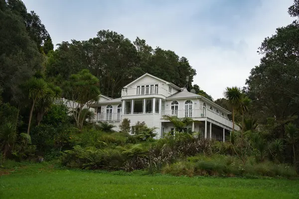 Birkenhead, Auckland 'ın yeşil koylarında evler