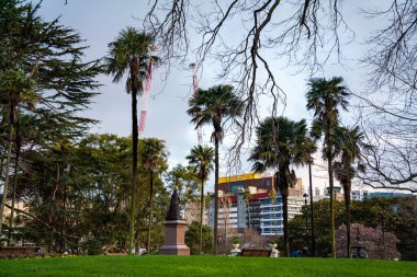 Auckland 'ın yeşil şehrinin modern yapıları, Albert Park' ta görüldüğü gibi.