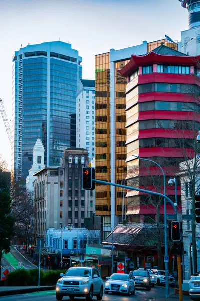 Sanat galerisinden Auckland 'ın merkez caddesinin görüntüsü.