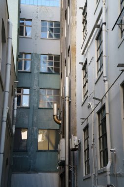 Auckland iş bölgesinin yüksek binaları arasında sanayi avlusu