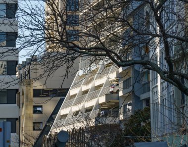 Auckland 'ın iş bölgesinde bir binanın ön cephesi eğimli.