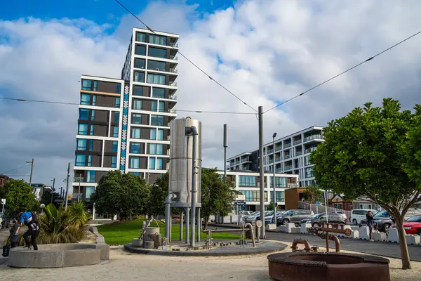 Auckland şehrinde su ile birlikte heykel metal tekno sanat kurulumu