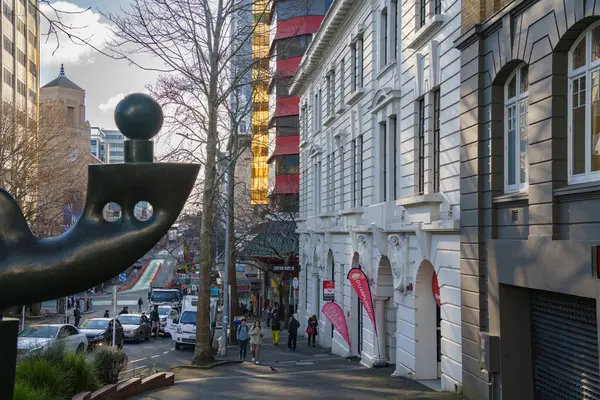 Auckland Sanat Galerisi 'nin dışında Queen Caddesi' ne bakan bir heykel.