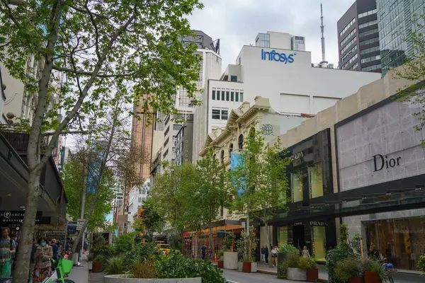 Auckland 'ın yeşil, sanayi sonrası ana caddesi, Queen Caddesi.