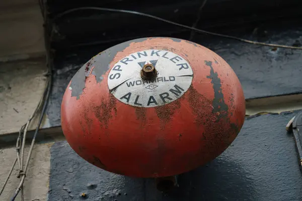  Binanın ön cephesinde büyük yuvarlak kırmızı alarm.