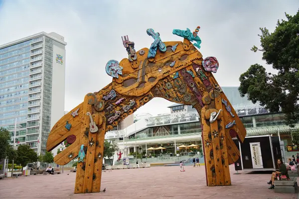 Aotea Meydanı 'nda deniz canlıları ve müzik aletleriyle ahşap kemer sanat kurulumu