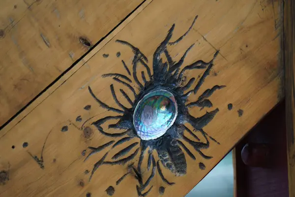 Auckland, Aotea Meydanı 'ndaki ahşap kemer sanatının bir parçası olarak Paua kabuklu deniz ürünleri