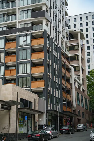 Auckland şehrinin sokaklarında modern mimari binaların ön cepheleri. 