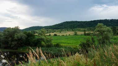 Nehir ve gölü olan güzel bir manzara. 