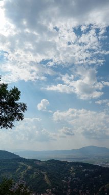 Güzel bir manzara Ağacı ve mavi gökyüzü 