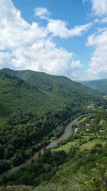 Yazın dağların manzarası 