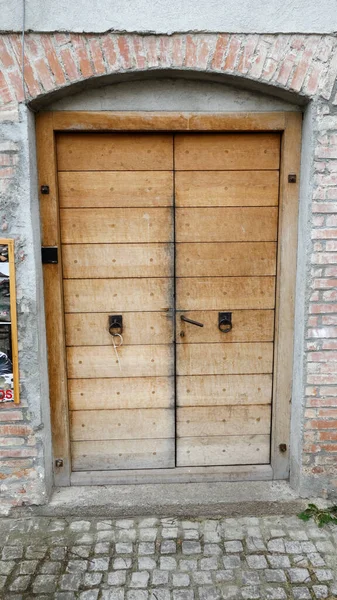 市内の古い木製のドア — ストック写真