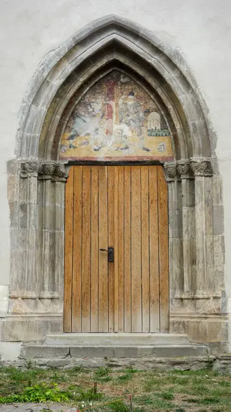 Старая Деревянная Дверь Крестом Стене Здания — стоковое фото