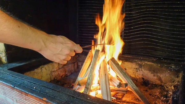 Ogień Rękach Człowieka Człowiek Trzyma Drewno Piecu Drewno Płomień Ogień — Zdjęcie stockowe