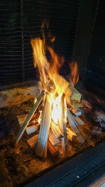在壁炉里点火 在壁炉里烧柴 — 图库照片