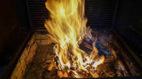 暗闇の中のストーブで薪を燃やす — ストック写真