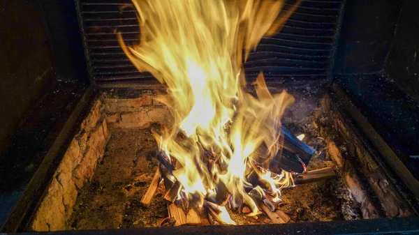 Ujęcie Bliska Płonącego Drewna Kominku — Zdjęcie stockowe