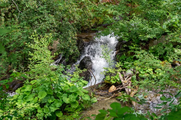 Wasserfall Park Sommer — Stockfoto