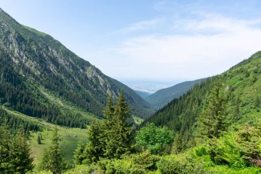Dağları ve bulutları olan güzel bir manzara 