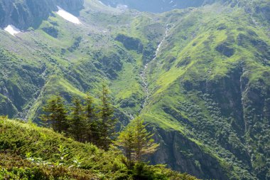Dağ manzarası ve arka planda güzel bir gökyüzü. 