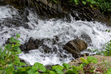 Dağ dere taşları ile. 