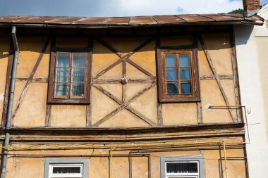 Esheim köyünde yarı keresteli bir ev. 