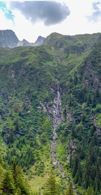 Dağlardaki güzel dağ manzarası 