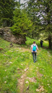 ormanda bir sırt çantası ile kadın 