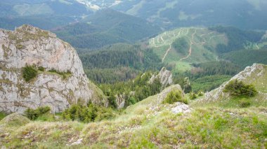 Karpat dağlarının zirvesinden güzel manzara 