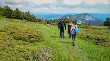 Dağlarda yürüyüş. 