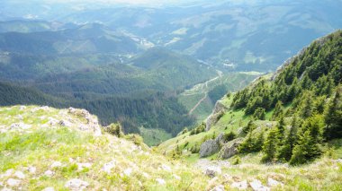 Güzel gökyüzü olan dağ manzarası 