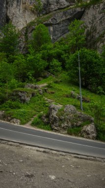 Dağları ve bulutları olan güzel bir manzara 
