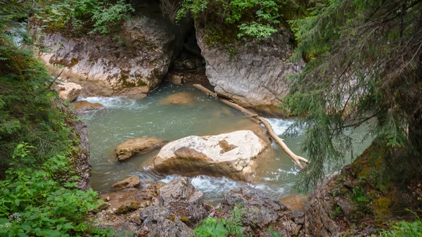 Piękne Ujęcie Rzeki Wodospadem — Zdjęcie stockowe