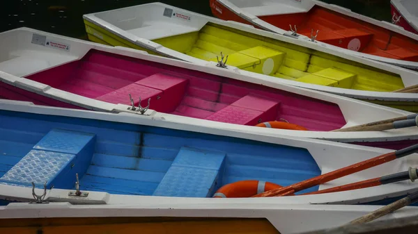 Şehrin Limanında Renkli Ahşap Balıkçı Tekneleri — Stok fotoğraf