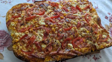 Fırında peynirli ve salamlı ev yapımı pizza.