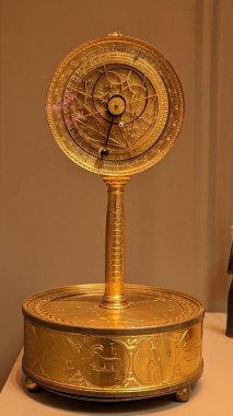 Masadaki antik saat.