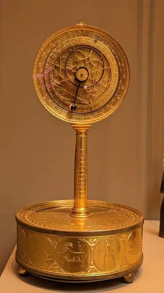 Masadaki antik saat.